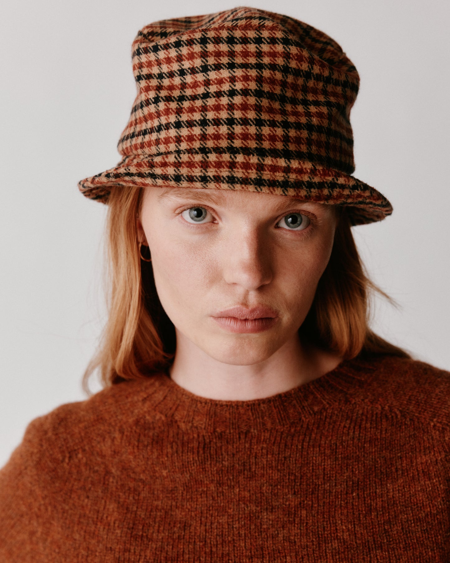 A model wearing a Bosie Womens Harley of Scotland Seamless Saddle Shoulder Shetland Sweater in colour Whisky / Sienna.