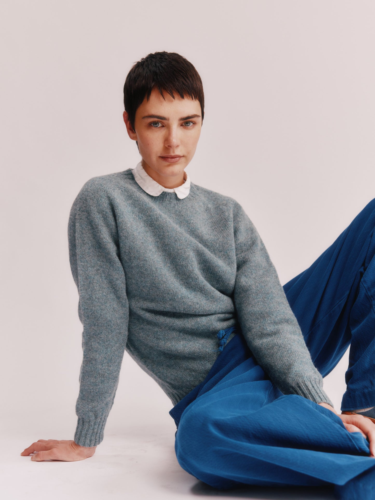 Model wearing a Bosie Knitwear Womens Harley of Scotland Seamless Saddle Shoulder Shetland Sweater in colour Graphite Green.