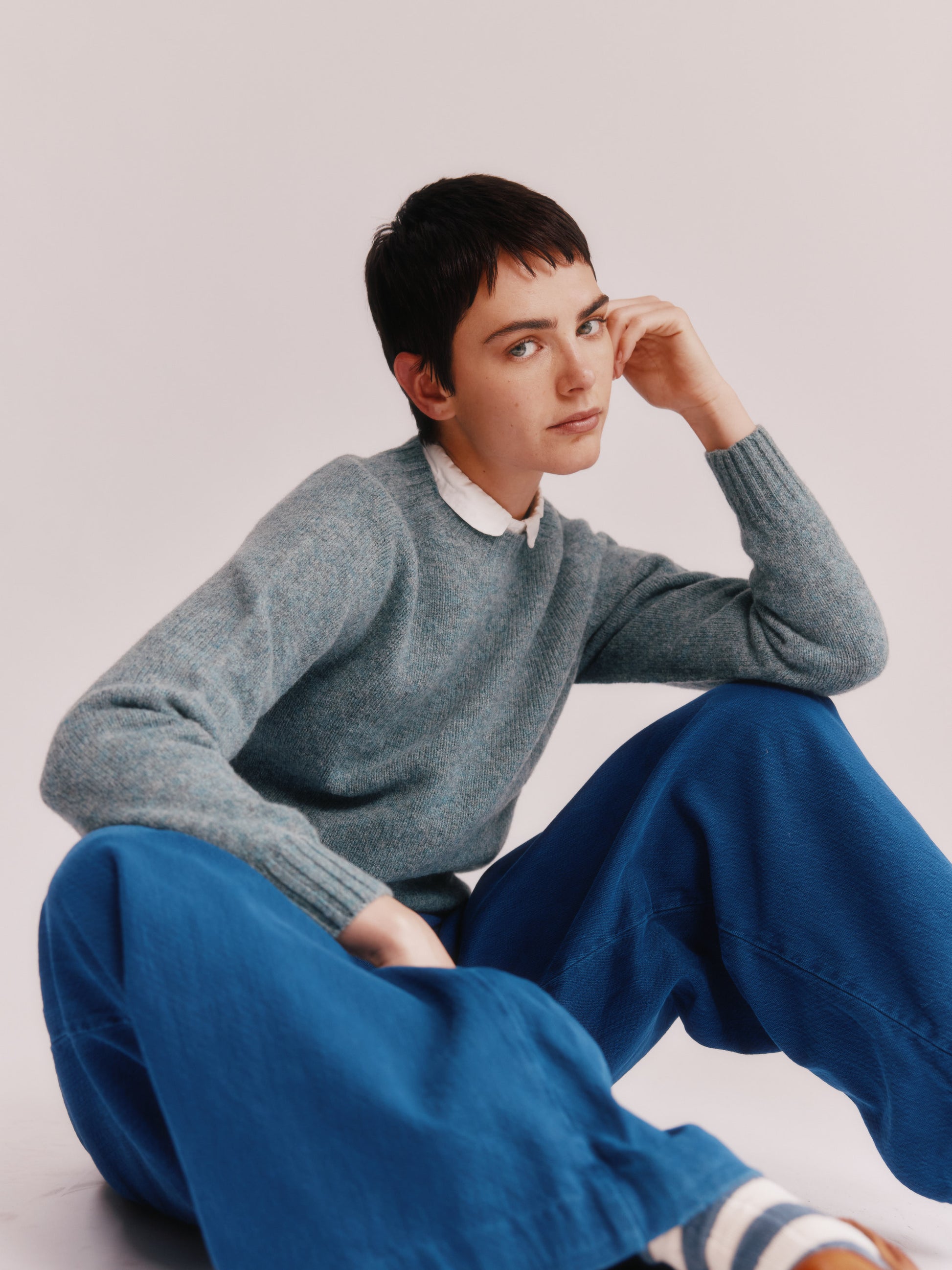 Model wearing a Bosie Knitwear Womens Harley of Scotland Seamless Saddle Shoulder Shetland Sweater in colour Graphite Green.