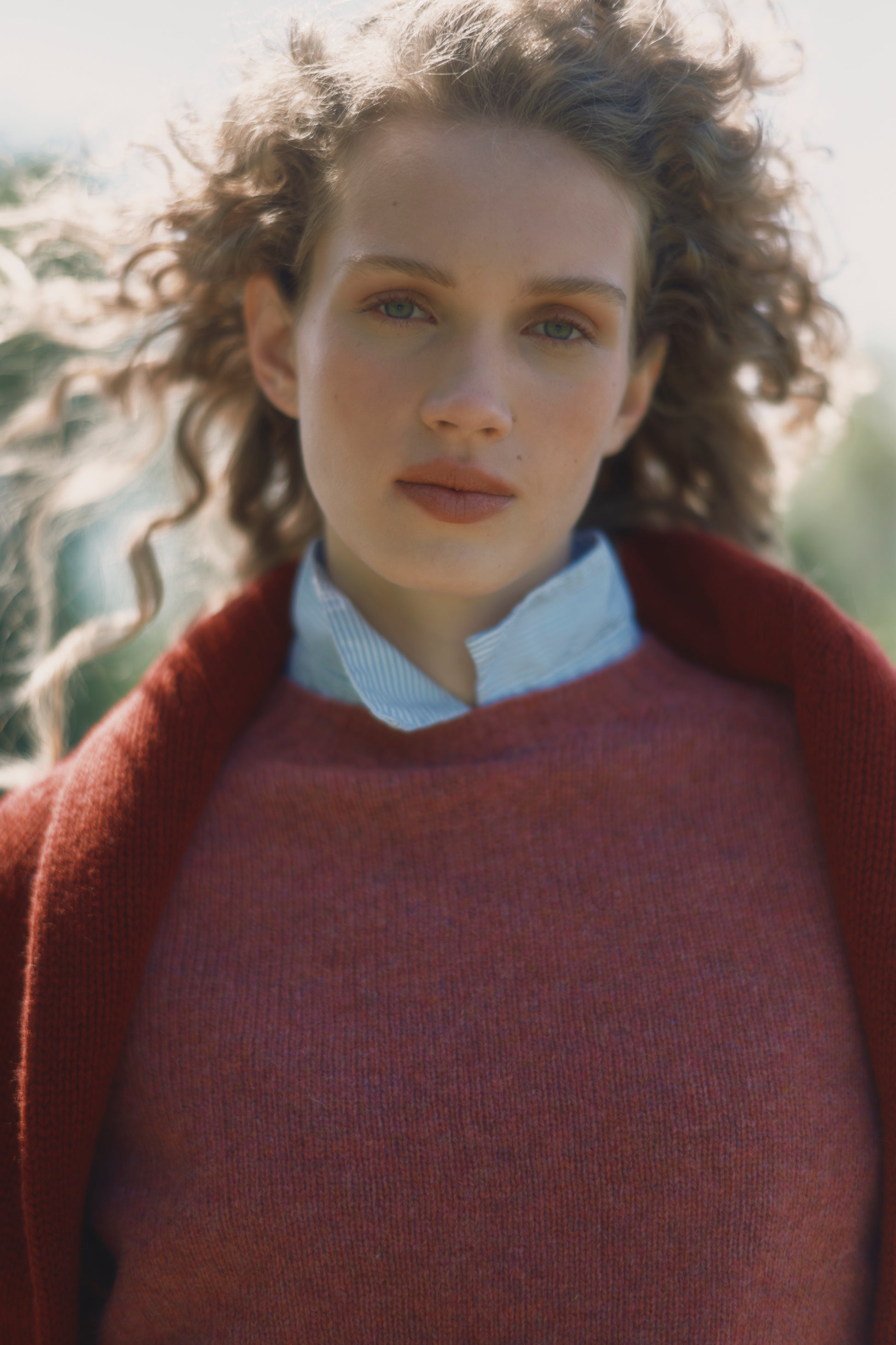  Model wearing a womens harley of scotland seamless saddle shoulder shetland sweater  in colour zinnia magenta.