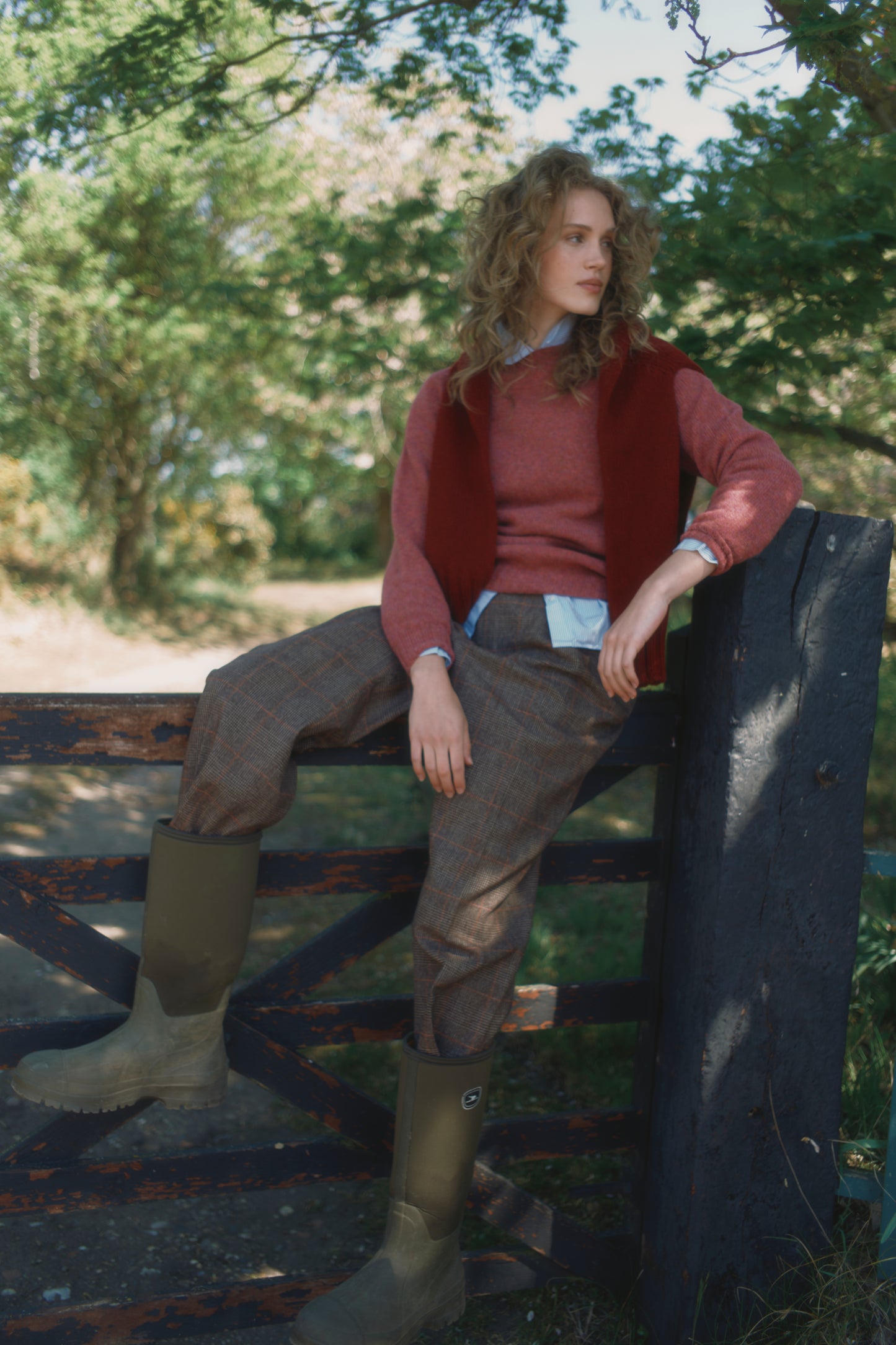  Model wearing a womens harley of scotland seamless saddle shoulder shetland sweater  in colour zinnia magenta.