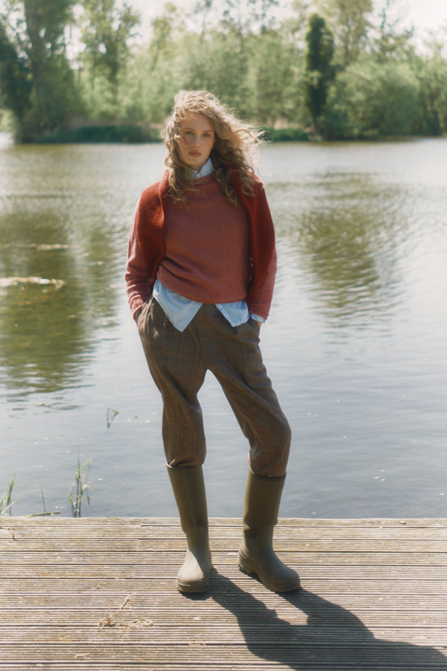  Model wearing a womens harley of scotland seamless saddle shoulder shetland sweater  in colour zinnia magenta.