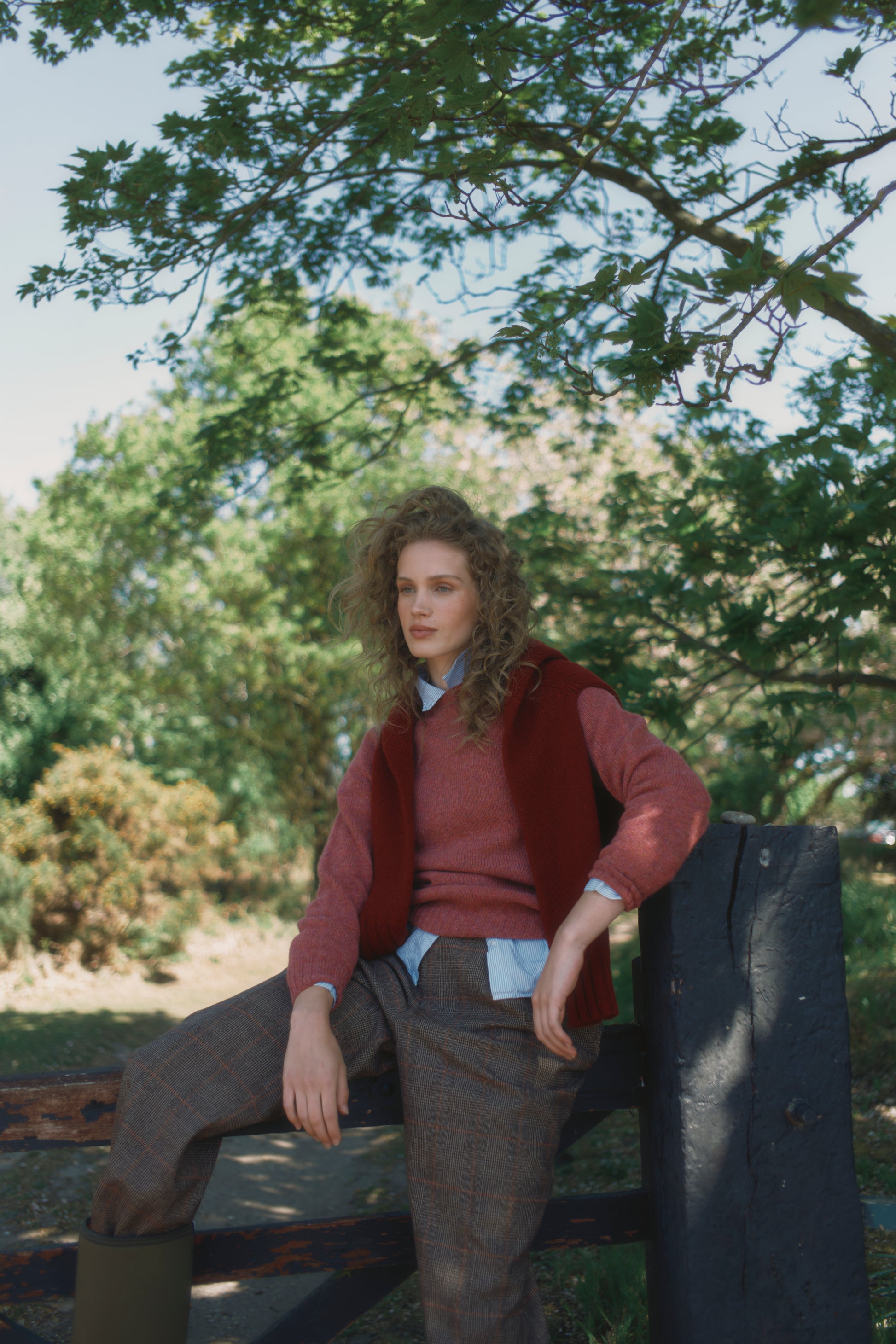  Model wearing a womens harley of scotland seamless saddle shoulder shetland sweater  in colour zinnia magenta.