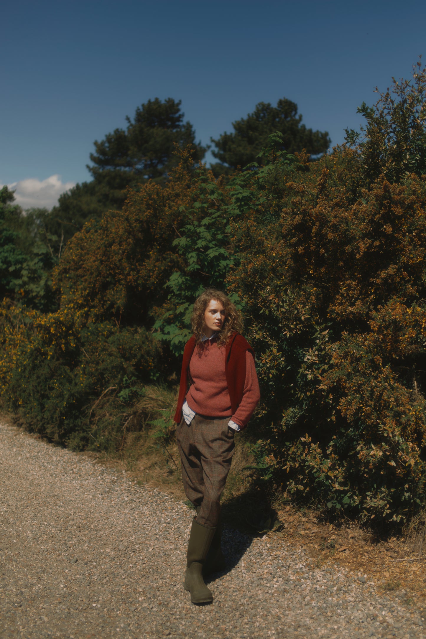  Model wearing a womens harley of scotland seamless saddle shoulder shetland sweater  in colour zinnia magenta.