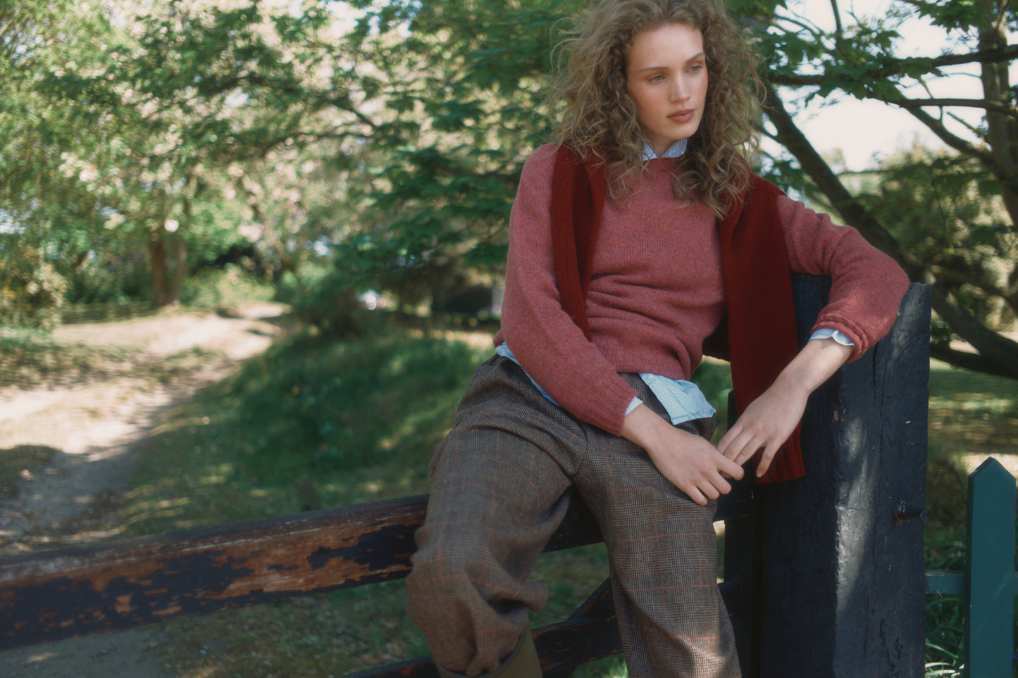  Model wearing a womens harley of scotland seamless saddle shoulder shetland sweater  in colour zinnia magenta.