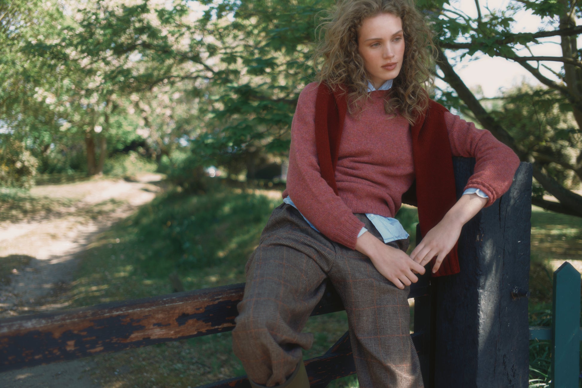  Model wearing a womens harley of scotland seamless saddle shoulder shetland sweater  in colour zinnia magenta.
