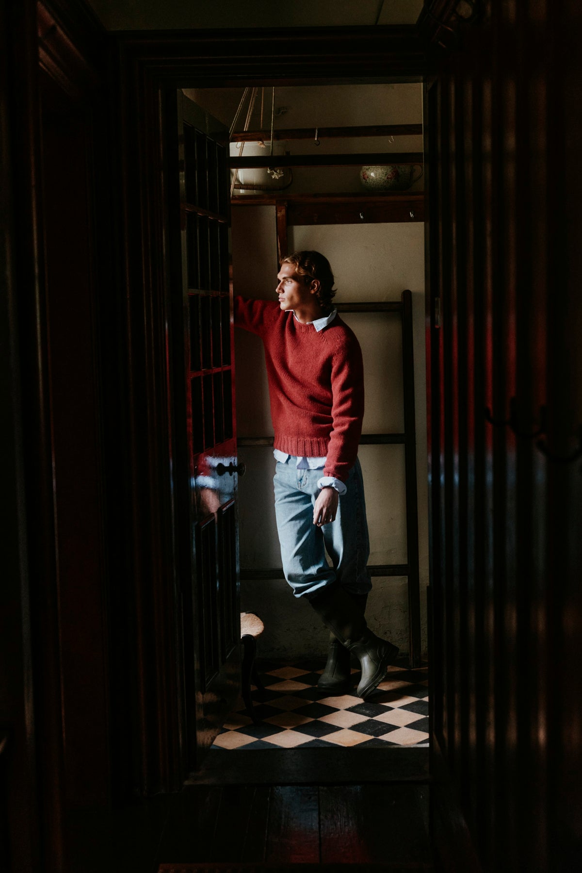 Model wearing the Bosie Blue Mogganer Explorer Extra Chunky Seamless Supersoft Shetland Sweater in Framboise Raspberry – seamless, seam-free pure wool, knitted in Scotland by Harley of Scotland for Bosie Knitwear