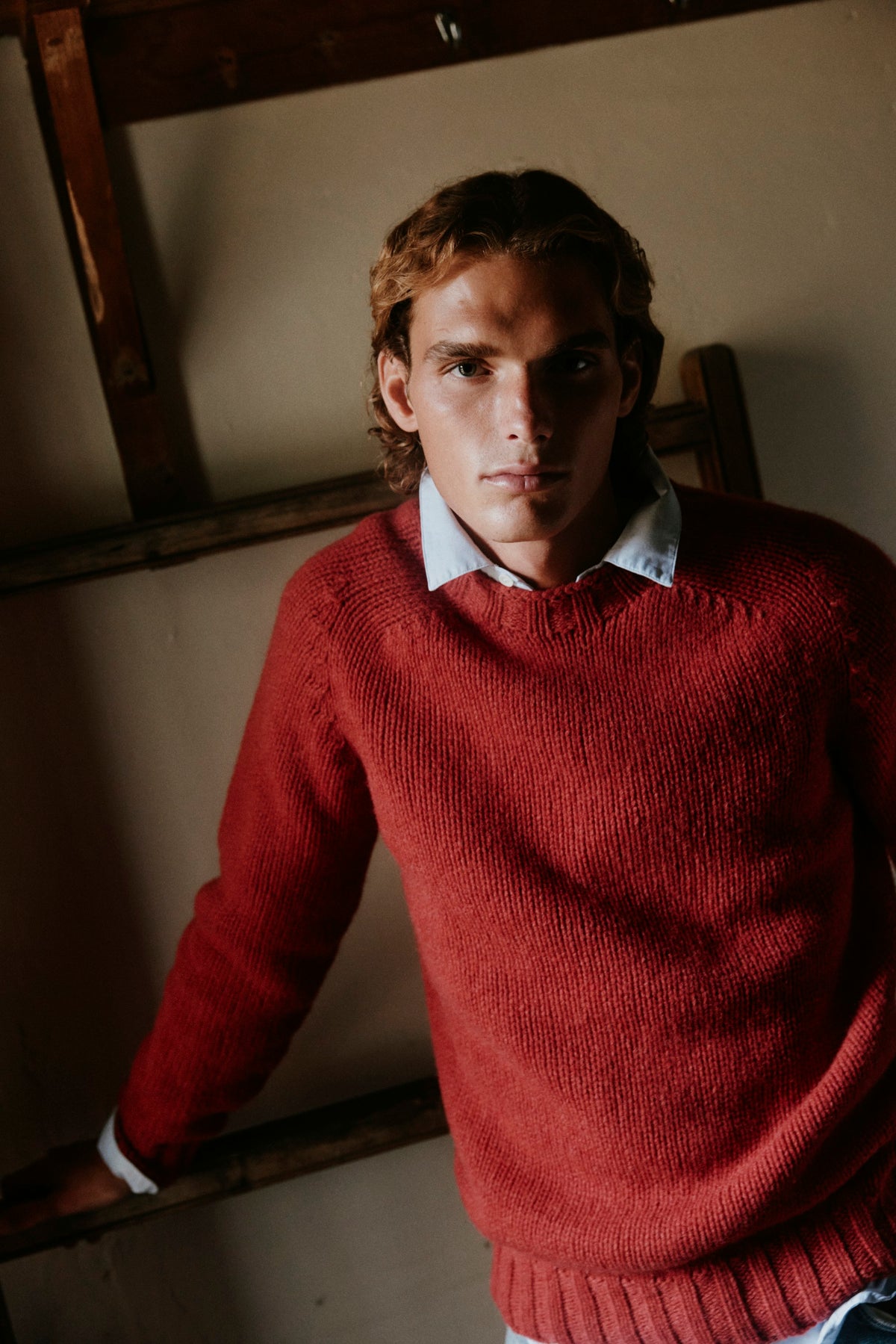 Model wearing the Bosie Blue Mogganer Explorer Extra Chunky Seamless Supersoft Shetland Sweater in Framboise Raspberry – seamless, seam-free pure wool, knitted in Scotland by Harley of Scotland for Bosie Knitwear